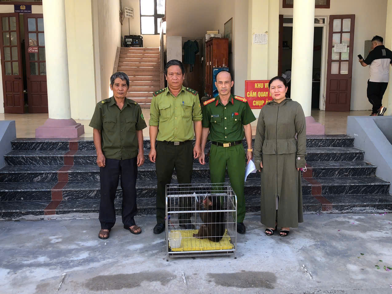 Công an xã Lai Khê tiếp nhận cá thể khỉ mặt đỏ do người dân tự nguyện giao nộp